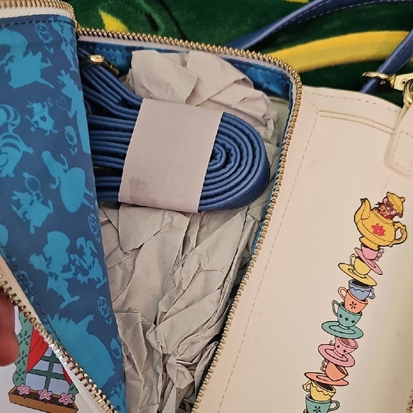 Disney Loungefly Alice In Wonderland Book Shaped Purse NWOT - Picture 4 of 8